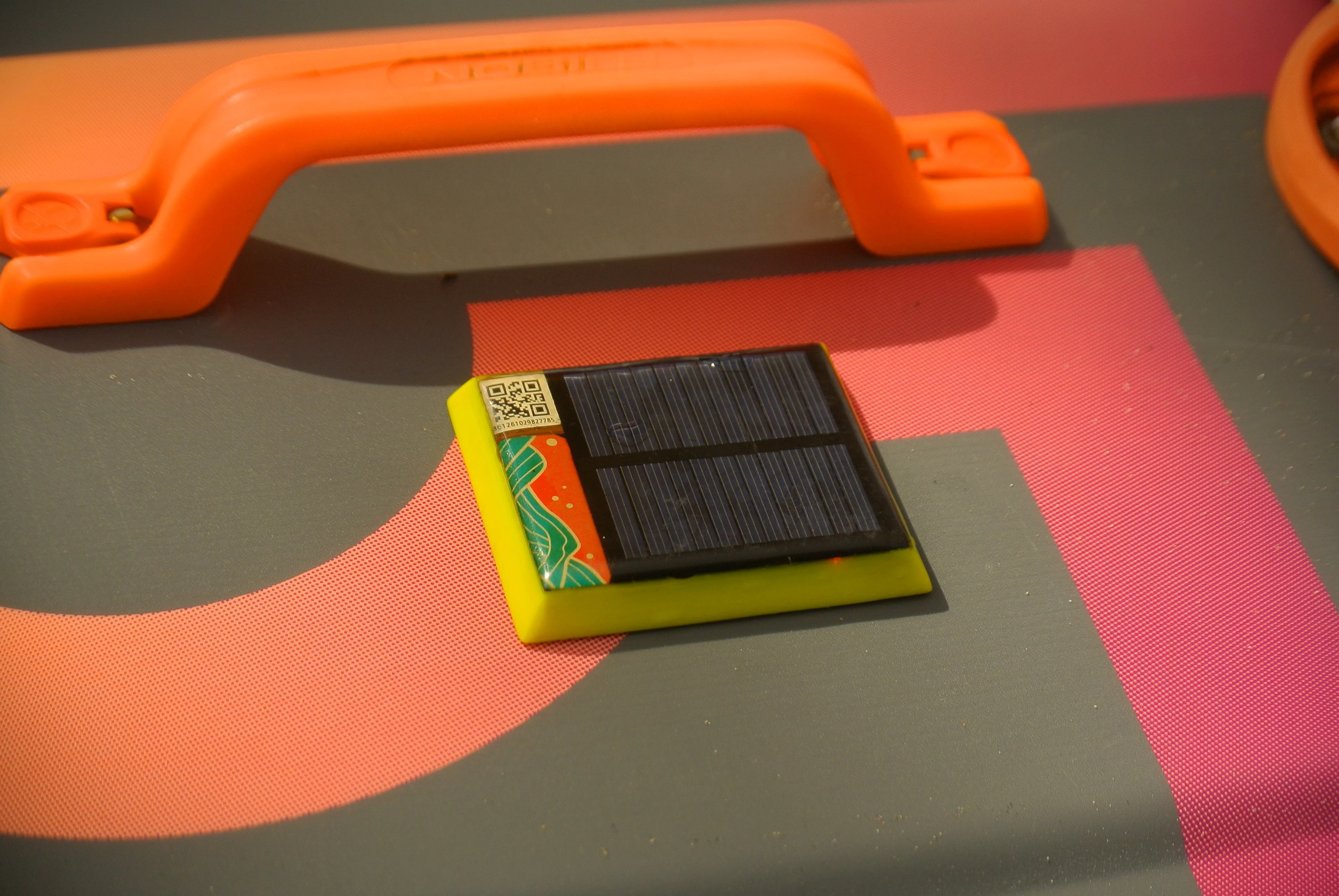 Later tracker mounted flush on a kiteboard
